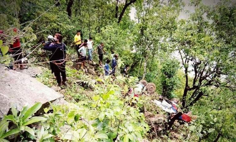 कालिकोटबाट महेन्द्रनगर जाँदै गरेको बस दुर्घटना, ११ को मृत्यु १९ घाइते